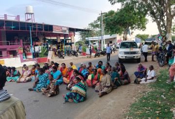Protest-against-TASMAC-shop-in-Pudukkurichi-near-Nanguneri