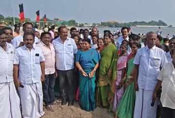Minister-Geetha-Jeevan-awards-prizes-to-winners-of-boat-race-in-Thoothukudi