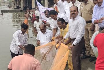 work-begins-to-release-1-lakh-fish-in-the-thamirabarani-river