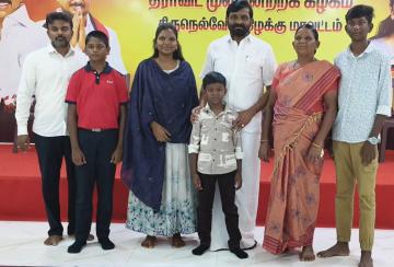 student-draws-udhayanidhi-portrait-with-10-rupee-coins-grahambell-congratulates-him
