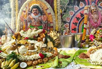 karaiyar-worshipping-sangili-bhoothathar-and-mottayan-swami-with-kerala-food-offerings