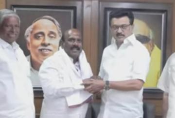 admk-MLA-Manoj-Pandian-joins-DMK-supporters-burst-crackers-and-celebrate